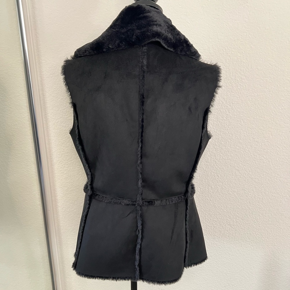 🎉🎉HOST PICK🎉🎉 WHBM Women's Black Faux Fur Vest - Picture 7 of 8